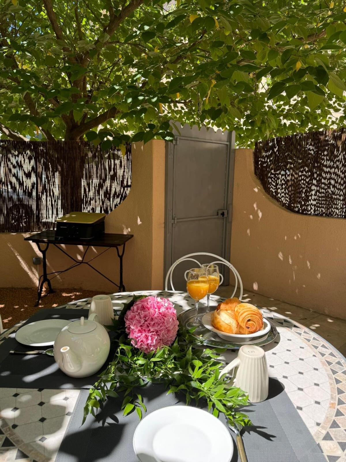 Maison Jasmin In The Center With Parking Space And Terrace LʼIsle-sur-la-Sorgue